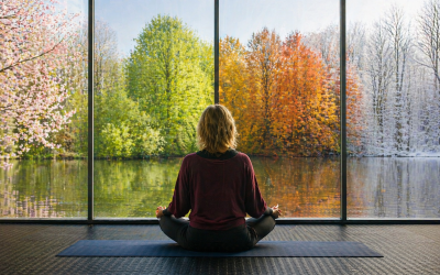 Yoga en seizoenswissels: hoe je lichaam natuurlijk meebeweegt